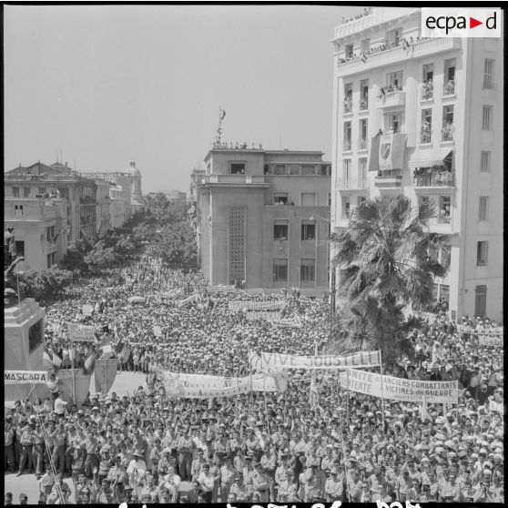 La foule massée sur la place de la mairie de Mostaganem pour voir les généraux, Jacques Soustelle et Chérif Sid Cara.