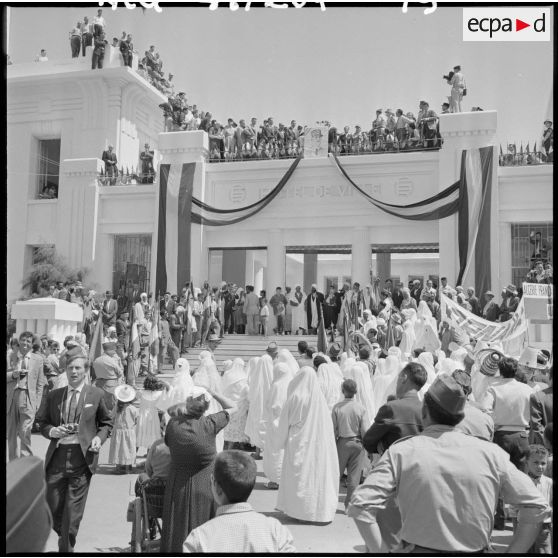 La foule massée sur la place de la mairie de Mostaganem pour voir les généraux, Jacques Soustelle et Chérif Sid Cara.