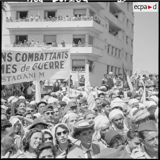 La foule massée devant la mairie de Mostaganem pour voir les généraux Salan, Massu, Jouhaud, Jacques Soustelle et Chérif Sid Cara.