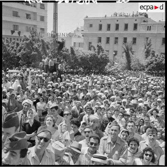 La foule massée sur la place de la mairie de Mostaganem pour voir les généraux, Jacques Soustelle et Chérif Sid Cara.