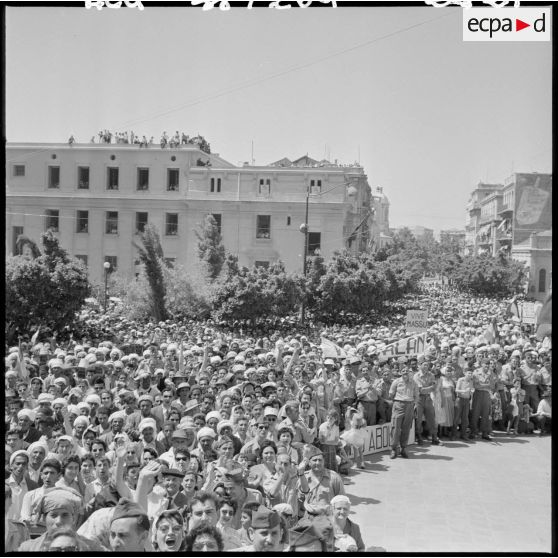 La foule massée sur la place de la mairie de Mostaganem pour voir les généraux, Jacques Soustelle et Chérif Sid Cara.