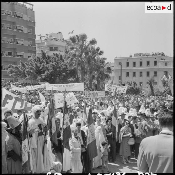 La foule massée sur la place de la mairie de Mostaganem pour voir les généraux, Jacques Soustelle et Chérif Sid Cara.