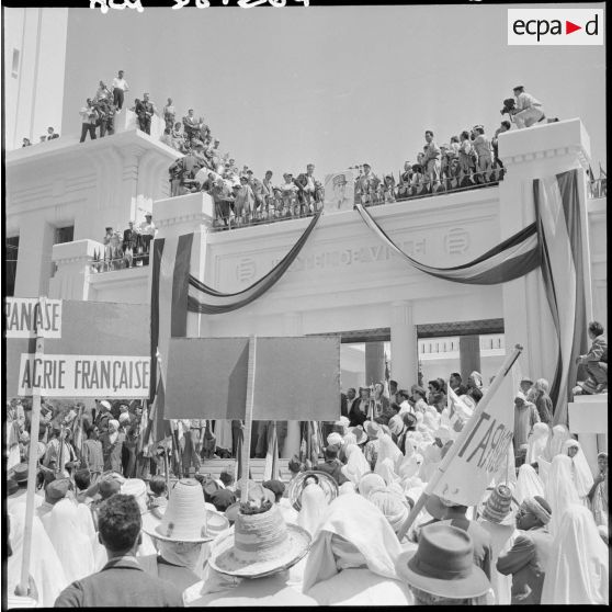 La foule massée devant la mairie de Mostaganem pour voir les généraux Salan, Massu, Jouhaud, Jacques Soustelle et Chérif Sid Cara.