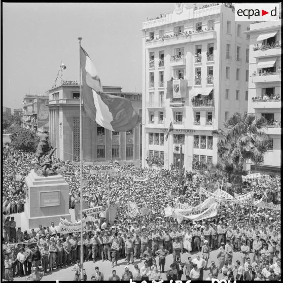 La foule massée devant la mairie de Mostaganem pour voir les généraux Salan, Massu, Jouhaud, Jacques Soustelle et Chérif Sid Cara.