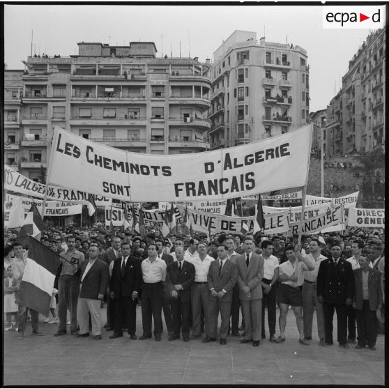 Les cheminots d'Algérie brandissent une banderole clamant leur appartenance à la France, au forum d'Alger.