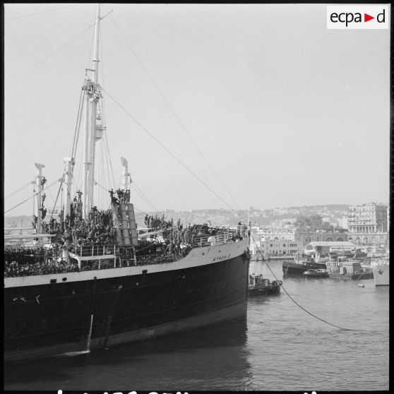 Arrivée dans le port d'Alger du paquebot Athos II.