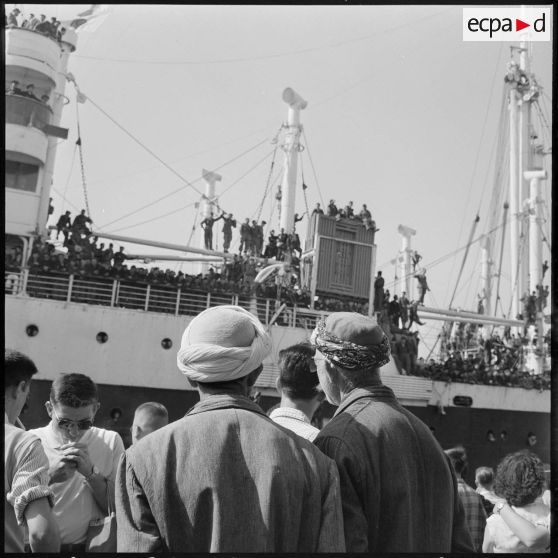 Arrivée au port d'Alger. La population algéroise accueille les militaires dans la joie.