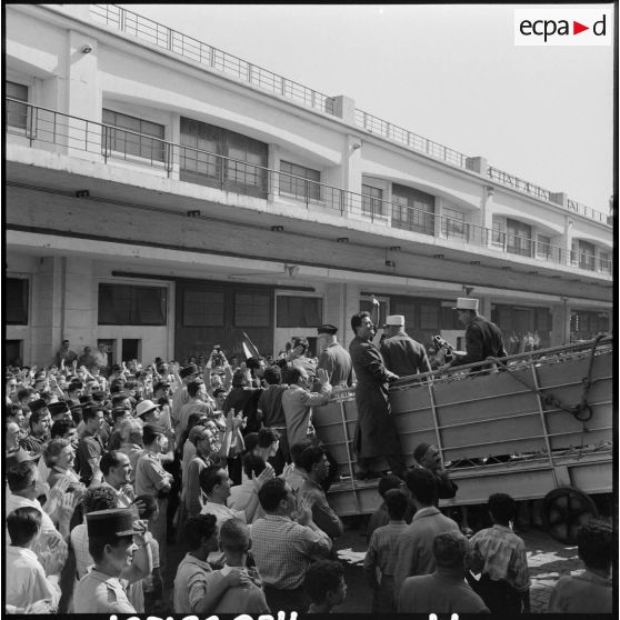 Les rappelés sont acclamés par la foule au débarquement dans le port d'Alger.