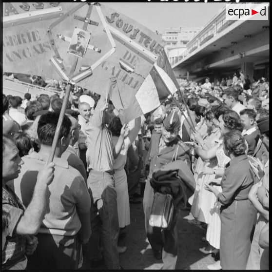 Les rappelés sont acclamés par la foule au débarquement dans le port d'Alger.