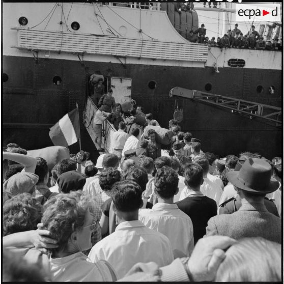 Les rappelés sont acclamés par la foule au débarquement dans le port d'Alger.