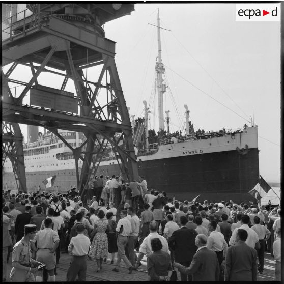 Arrivée au port d'Alger. La population algéroise accueille les militaires dans la joie.