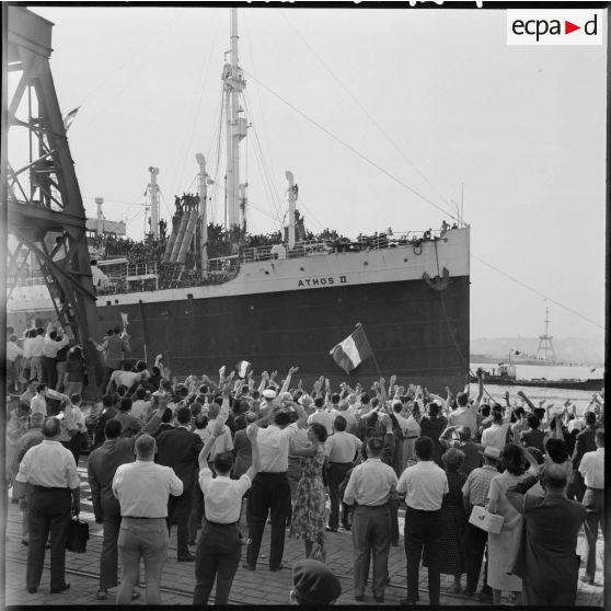 Arrivée au port d'Alger. La population algéroise accueille les militaires dans la joie.