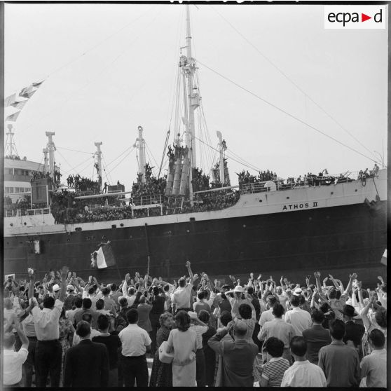 Arrivée au port d'Alger. La population algéroise accueille les militaires dans la joie.