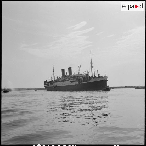 Arrivée dans le port d'Alger du paquebot Athos II.