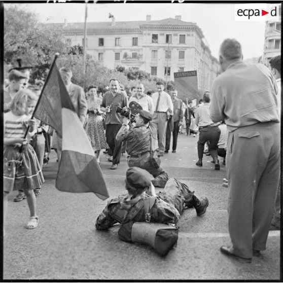 L'opérateur François Bel filme la foule qui défile dans les rues d'Alger.