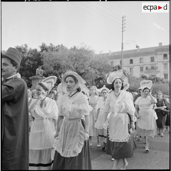 Les représentants d'une province française en costume traditionnel défilent dans les rues d'Alger.