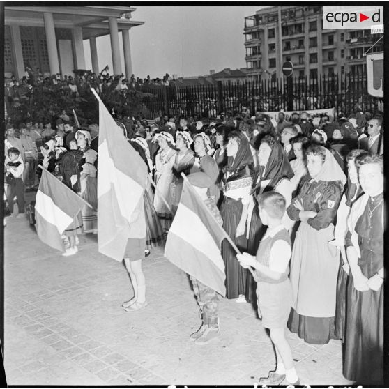 Les représentants d'une province française en costume traditionnel devant le gouvernement général de l'Algérie, à Alger.