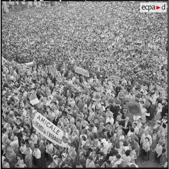 La foule massée sur le forum d'Alger.