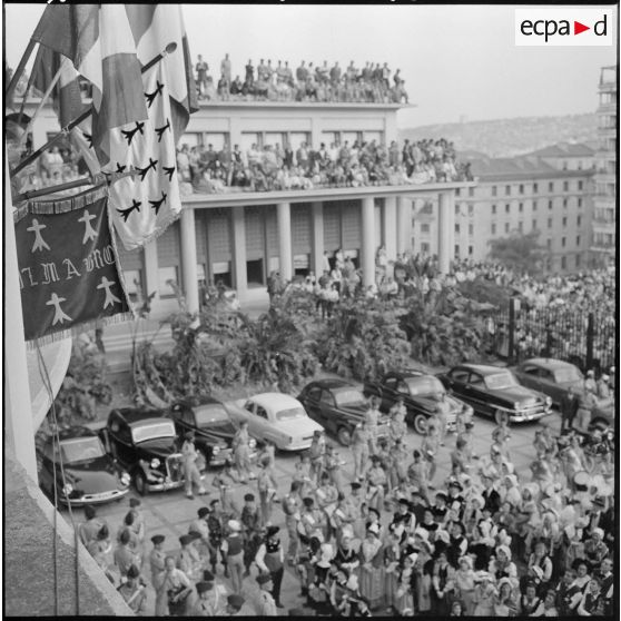 La foule massée au gouvernement général de l'Algérie, à Alger.