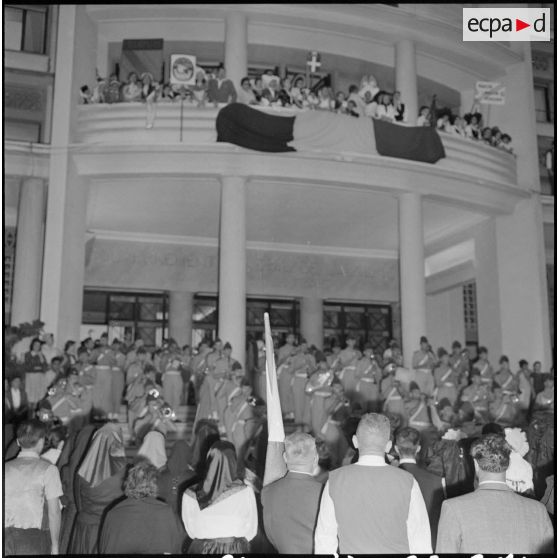 Les représentants des provinces françaises écoutent l'orchestre militaire au gouvernement général de l'Algérie, à Alger.