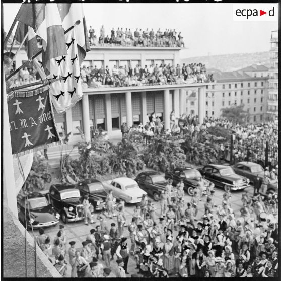 La foule massée au gouvernement général de l'Algérie, à Alger.