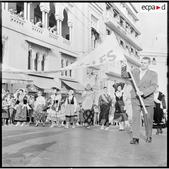 Manifestation des provinces françaises dans les rues d'Alger.