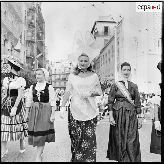 Manifestation des provinces françaises dans les rues d'Alger.