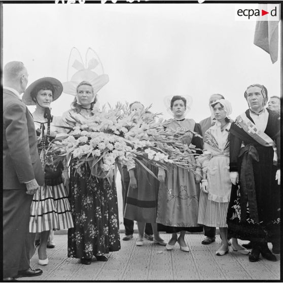 Des femmes en costume traditionnel vont déposer une gerbe de fleurs au monument aux morts d'Alger.