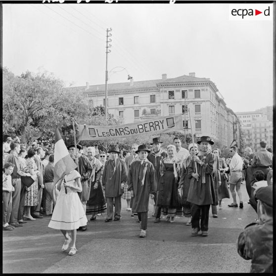 Les représentants du Berry en costume traditionnel défilent dans les rues d'Alger.