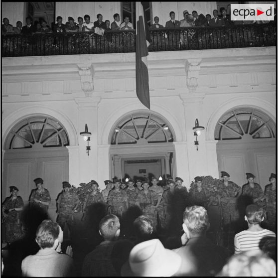 Corse. Les comités de salut public d'Algerie et de Corse se présentent à la foule depuis le balcon de la préfecture d'Ajaccio.