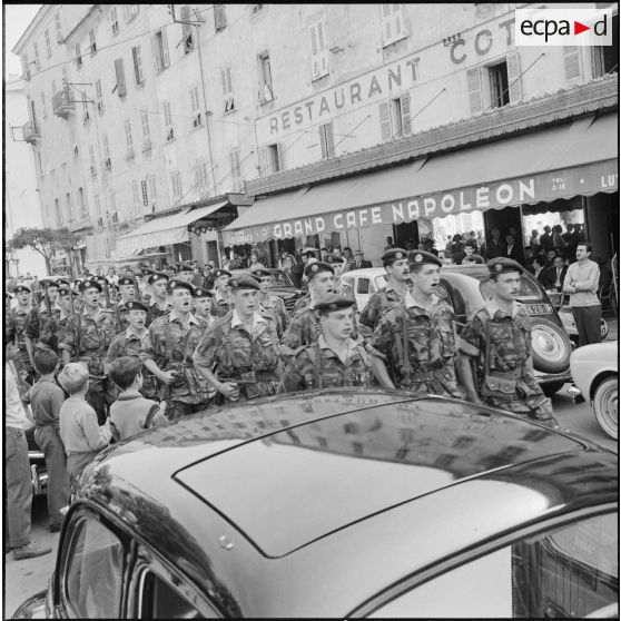 Corse. Les parachutistes du 1er bataillon parachutiste de choc (BPC), faisant partie de la 12e DBPC, défilent.