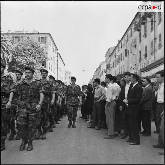 Corse. Les parachutistes du 1er bataillon parachutiste de choc (BPC), faisant partie de la 12e DBPC, défilent.