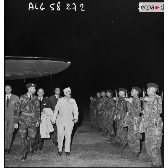 Corse. Arrivée de la délégation du comité de salut public d'Algérie sur le terrain d'aviation de Campo dell' Oro près d'Ajaccio.