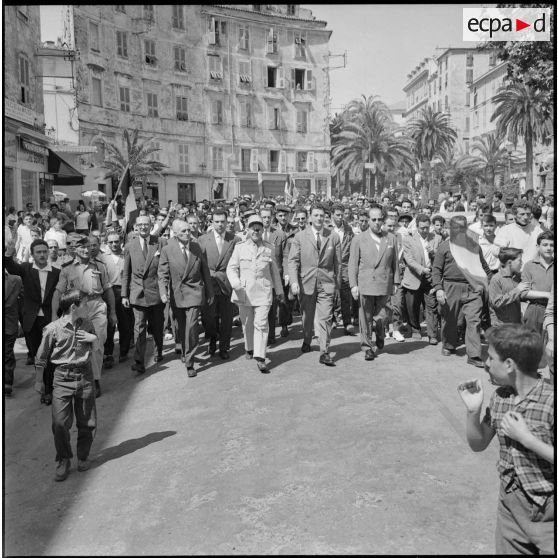 Corse. Les comités de salut public (CSP) de Corse et d'Algérie se rendent au monument aux morts d'Ajaccio.