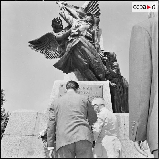 Corse. Léon Delbecque et le colonel Thomazo déposent une gerbe de fleurs au monument aux morts d'Ajaccio.