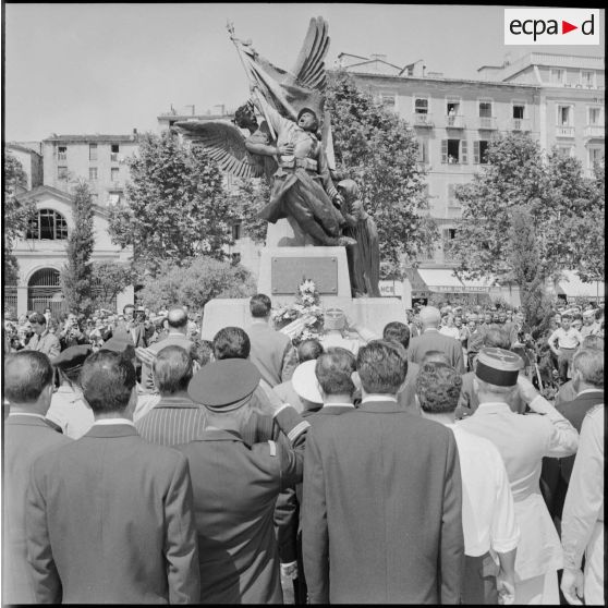 Corse. Les comités de salut public (CSP) de Corse et d'Algérie déposent une gerbe de fleurs au monument aux morts d'Ajaccio.