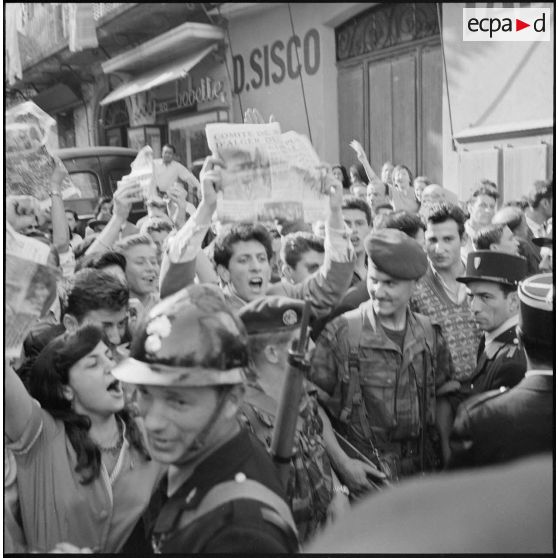 Corse. La foule dans les rues de Bastia.