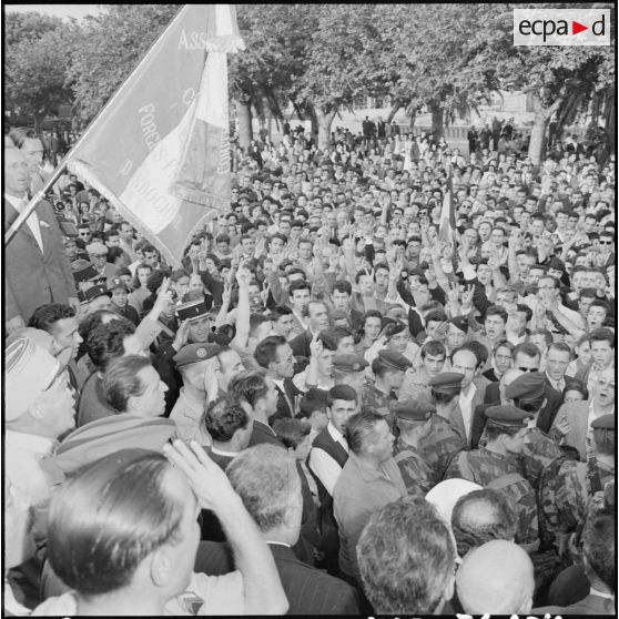 Corse. A Bastia, le colonel Thomazo, Léon Delbecque et monsieur Arrigui prennent la parole devant la foule.