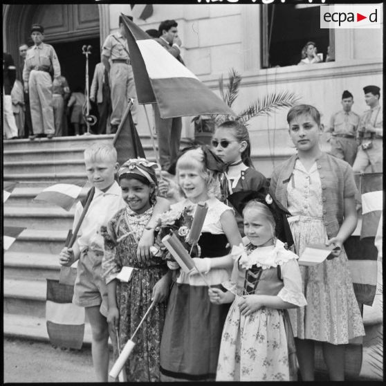 Tizi Ouzou. Des fillettes agitent des petits drapeaux français.