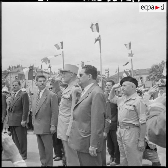 Tizi Ouzou. Le général Allard et Jacques Soustelle.