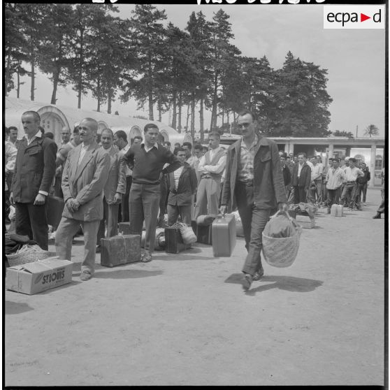 Ben Aknoun. A l'appel de leurs noms, les détenus quittent les rangs avec leurs bagages et viennent se placer devant les officiers de sous-secteurs.