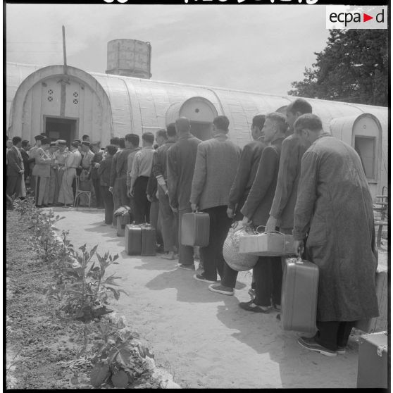 Ben Aknoun. A l'appel de leurs noms, les détenus quittent les rangs avec leurs bagages et viennent se placer devant les officiers de sous-secteurs.