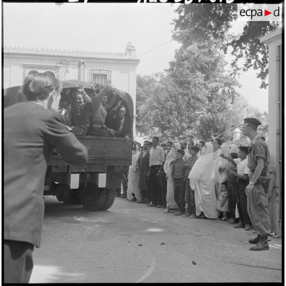 Ben Aknoun. Les détenus montent ensuite dans les camions qui les emmèneront vers leurs familles.