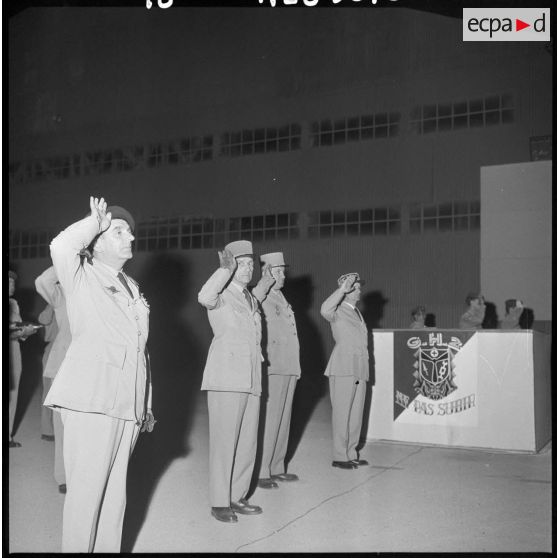 Cérémonie militaire sur la base d'AÏn-Arnat.