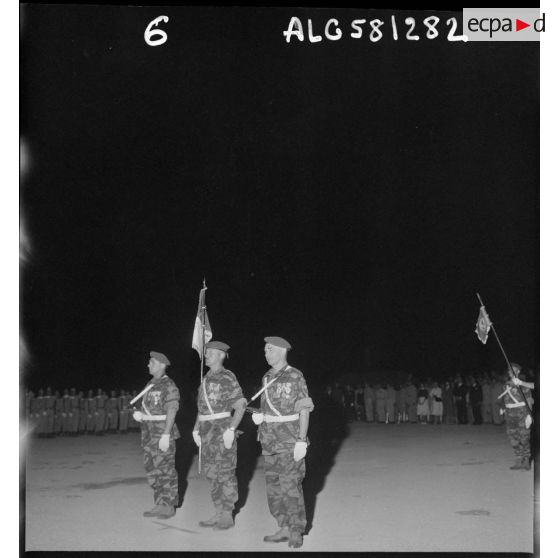 Cérémonie militaire sur la base d'AÏn-Arnat.