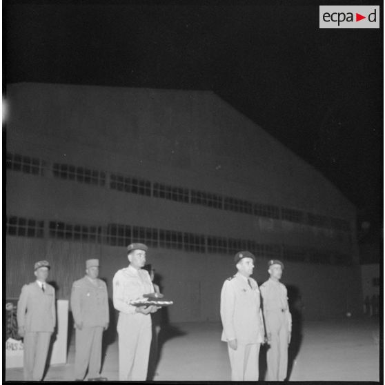 Cérémonie militaire sur la base aérienne d'AÏn-Arnat.