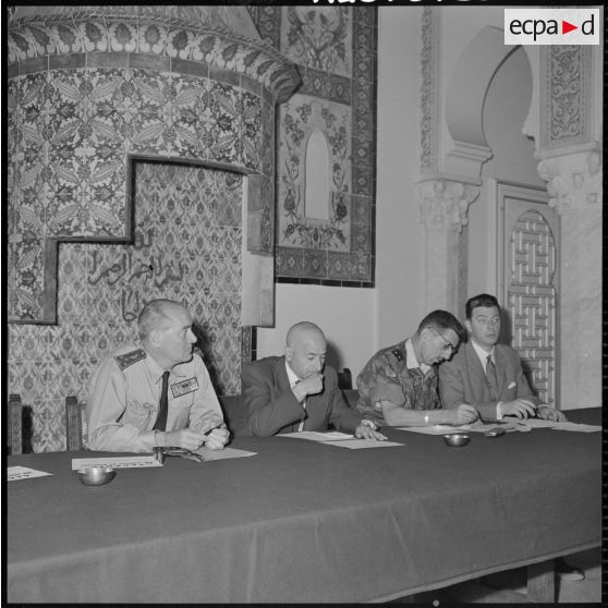 Réunion du comité de salut public d'Alger au palais d'été.