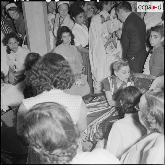 Alger. Réception donnée par madame Salan au palais d'été, à l'occasion de la fête des mères.