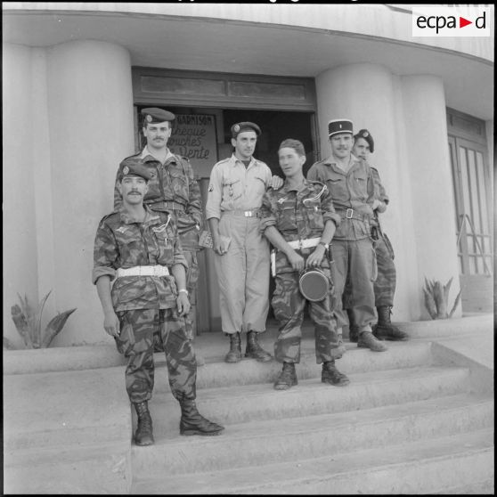 Portrait d'un groupe de parachutistes devant la salle des fêtes de Tebessa.