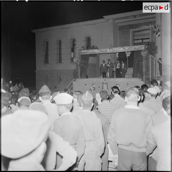 Allocution d'autorités locales devant la mairie de Tebessa.